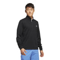Schwarzer Adidas Herren-Pullover mit halbem Reißverschluss, getragen von einem asiatischen Mann mit blauer Hose