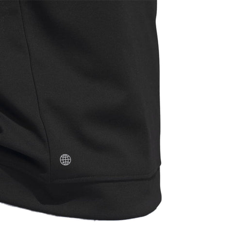 Schwarzer Pullover mit kleinem Globus-Logo am Saum, teilweise blaue Hose im Bildausschnitt