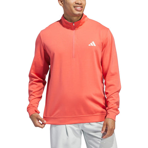 Lächelnder Mann trägt einen korallenfarbenen Adidas Pullover mit Reißverschluss