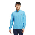 Junger Mann trägt einen hellblauen Adidas Pullover mit Reißverschluss