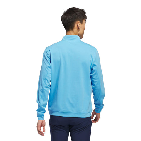 Rückansicht eines Mannes in einem hellblauen Stehkragen-Sweatshirt