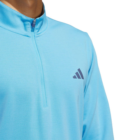 Hellblaues Adidas Sportoberteil mit halbem Reißverschluss und Adidas-Logo