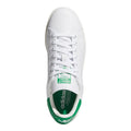 Weißer Sneaker mit grünen Details von oben fotografiert