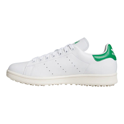 Weißer Golfschuh mit grüner Ferse auf neutralem Hintergrund