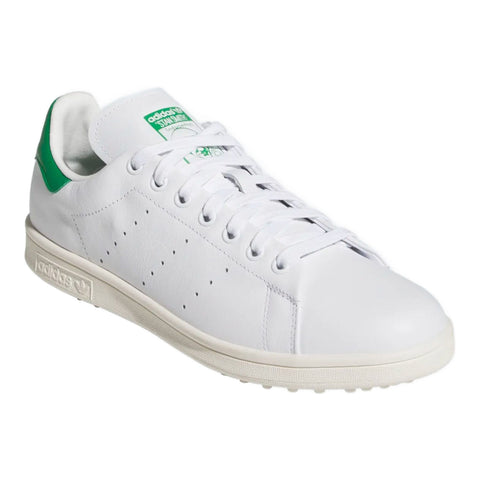 Weißer Sneaker mit grüner Ferse auf neutralem Hintergrund