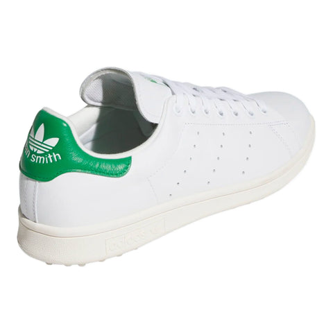 Weißer Sneaker mit grüner Ferse und Adidas-Logo