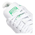 Weißer Adidas Stan Smith Sneaker mit grünem Logo und Akzenten