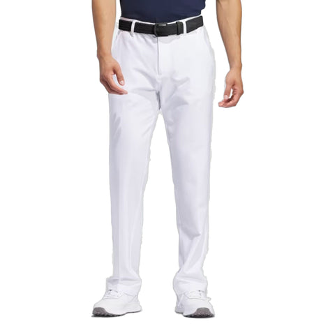 Weiße Herrenhose mit schwarzem Gürtel und weißen Turnschuhen