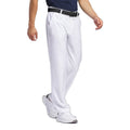 Weiße Herrenhose mit schwarzem Gürtel und weißen Turnschuhen