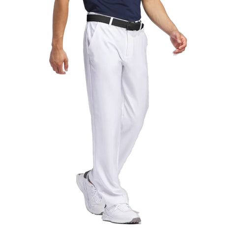 Weiße Herrenhose mit schwarzem Gürtel und weißen Turnschuhen