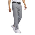 Graue Herrenhose mit schwarzem Gürtel und weißen Golfschuhen