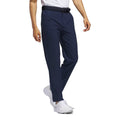 Dunkle Herrenhose mit schwarzem Gürtel und weißen Sneakern