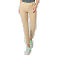 Beige Damenhose mit mintgrünen Sneakern auf neutralem Hintergrund