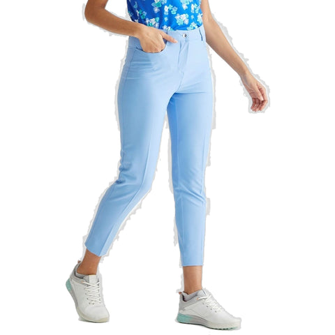 Hellblaue Damenhose mit weißen Sneakern und blauem Blumentop