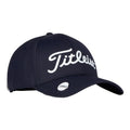 Schwarze Titleist Baseballkappe mit weißem Logo auf neutralem Hintergrund