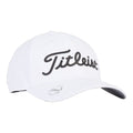 Weiße Titleist Baseballkappe mit schwarzem Logo auf neutralem Hintergrund